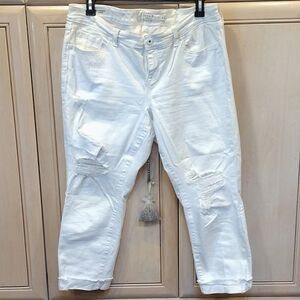 🔥Torrid White Distressed Boyfriend Cropped Jeans